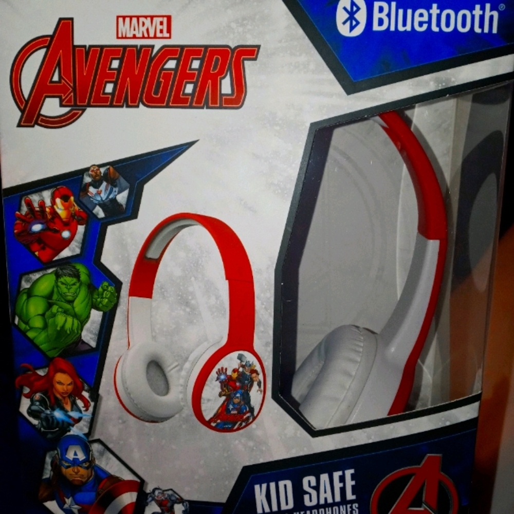 MARVEL AVENGERS COLLECTABLE HEADPHONES